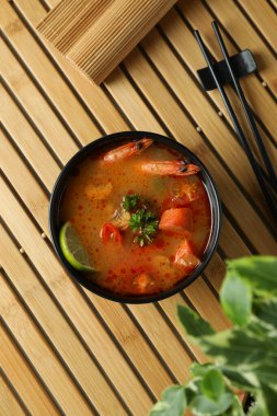 Tom 'la lezzetli yemek kavramı bambu hasırında leziz bir çorba.