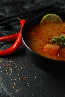 Siyah dumanlı arka planda Tom 'la lezzetli yemek kavramı