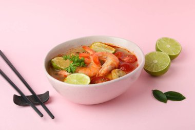 Tom 'un lezzetli çorbası pembe arka planda.