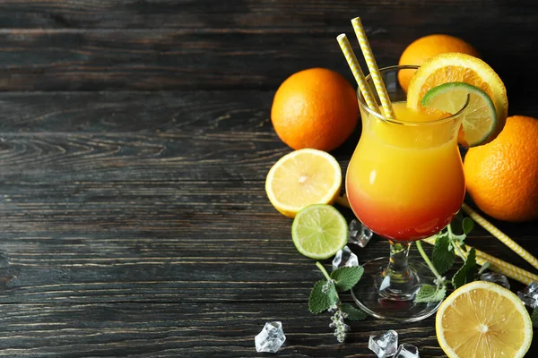 Tequila Sunrise Cocktail Και Συστατικά Ξύλινο Τραπέζι — Φωτογραφία Αρχείου