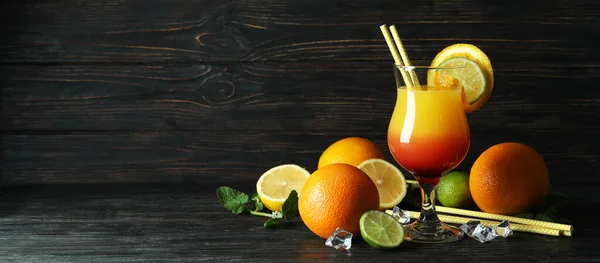 Tequila Sunrise Cocktail Ingredientes Sobre Mesa Madeira — Fotografia de Stock