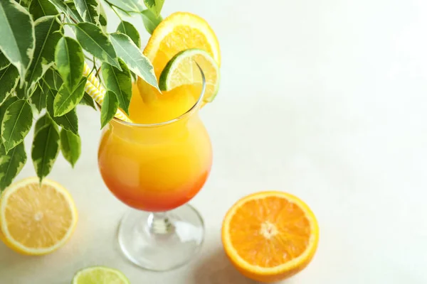 Tequila Sunrise Cocktail Και Συστατικά Λευκό Τραπέζι — Φωτογραφία Αρχείου