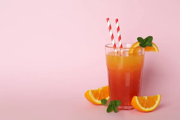 Tequila Sunrise Cocktail Und Zutaten Auf Rosa Hintergrund — Stockfoto