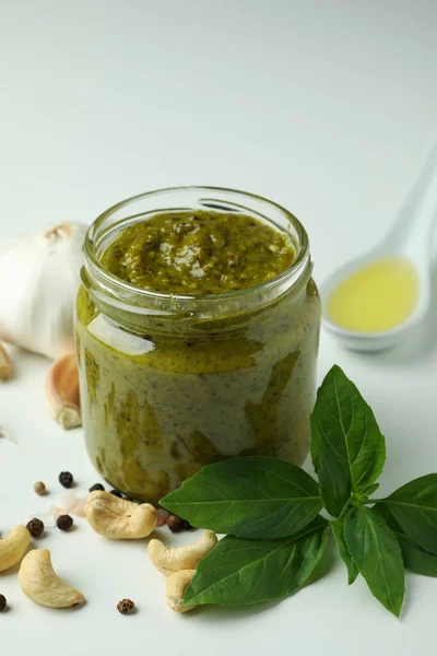 Saus Pesto Dan Bahan Bahan Pada Latar Belakang Putih — Stok Foto