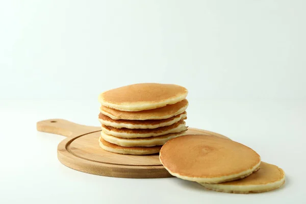 Tablero Con Sabrosos Panqueques Sobre Mesa Blanca —  Fotos de Stock