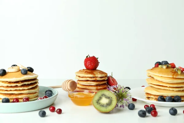 Konsep Makanan Penutup Lezat Dengan Pancake Atas Meja Putih — Stok Foto