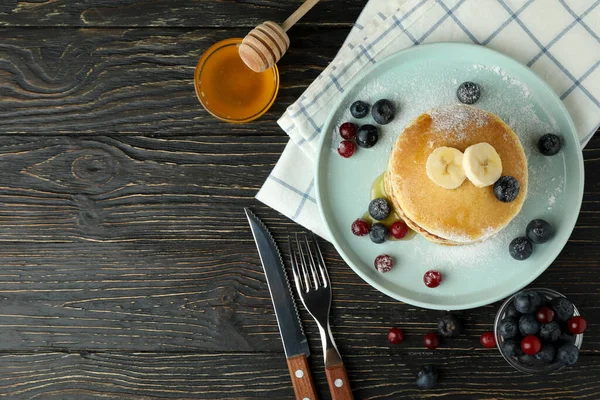 Konsep Makanan Penutup Lezat Dengan Pancake Atas Meja Kayu — Stok Foto