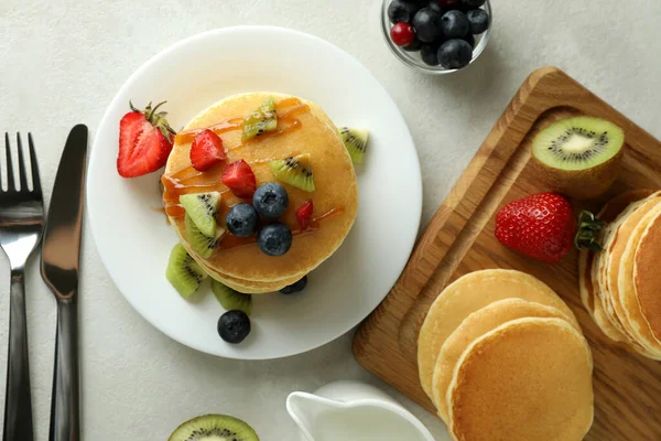 Konsep Makanan Penutup Lezat Dengan Pancake Atas Meja Bertekstur Putih — Stok Foto