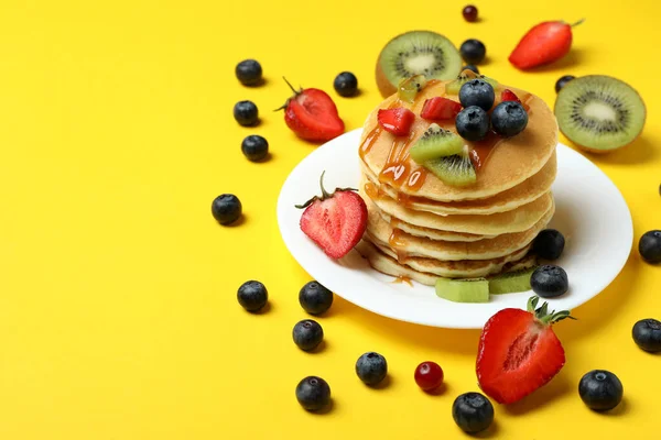 Konsep Makanan Penutup Lezat Dengan Pancake Latar Belakang Kuning — Stok Foto