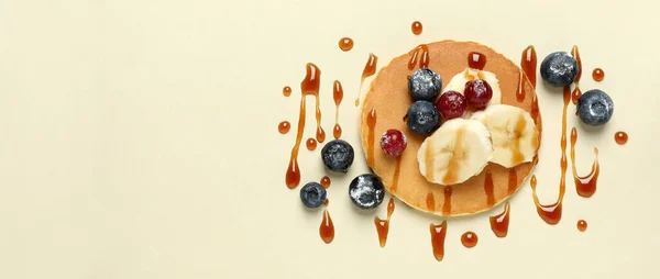 Conceito Comida Saborosa Com Panqueca Fundo Bege — Fotografia de Stock