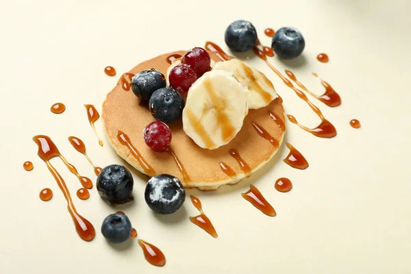 Concepto Comida Sabrosa Con Panqueque Sobre Fondo Beige — Foto de Stock