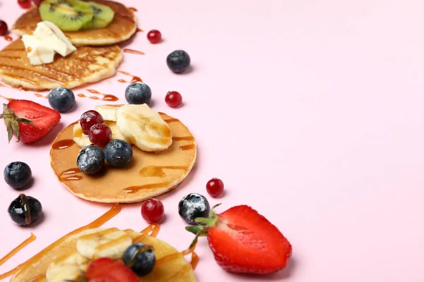 Konsep Makanan Penutup Lezat Dengan Pancake Latar Belakang Merah Muda — Stok Foto