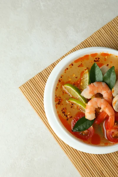 Gustosa Zuppa Tom Yum Tappetino Bambù — Foto Stock