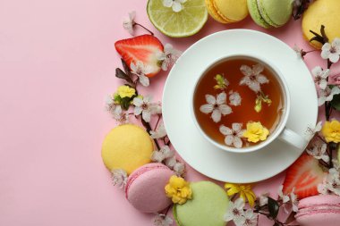 Pembe arka planda tatlı kahvaltı kavramı