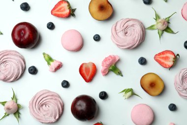 Beyaz arka planda lezzetli badem kurabiyesi ve lokum kavramı