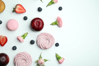 Beyaz arka planda lezzetli badem kurabiyesi ve lokum kavramı