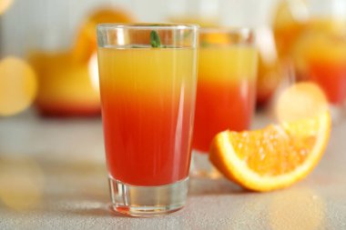 Tekila gün doğumu kokteylleri beyaz desenli masada, yakın çekim.