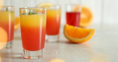 Tekila gün doğumu kokteylleri beyaz desenli masada, yakın çekim.