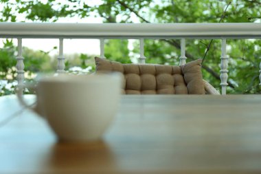 Restorandaki ahşap masada bir fincan kahve.