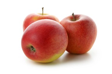 Olgun kırmızı elmalar beyaz arkaplanda izole edilmiş