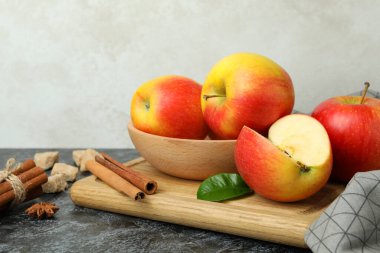 Siyah dumanlı masada lezzetli kırmızı elmalar olan tahta.