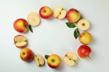 Beyaz arkaplanda olgun elmalar, metin için boşluk