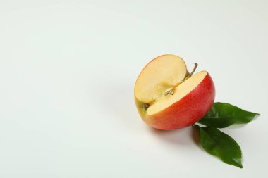 Beyaz arkaplanda yaprakları olan olgun elma