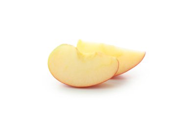 Beyaz arkaplanda izole edilmiş elma dilimleri