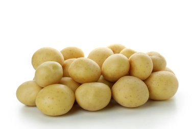 Beyaz arka planda izole edilmiş lezzetli patates.