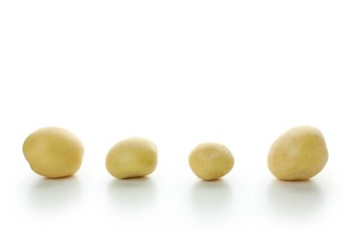 Beyaz arka planda izole edilmiş lezzetli patates.