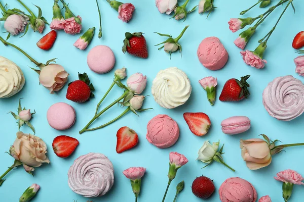 Makronen Marshmallows Blumen Und Erdbeeren Auf Blauem Hintergrund — Stockfoto