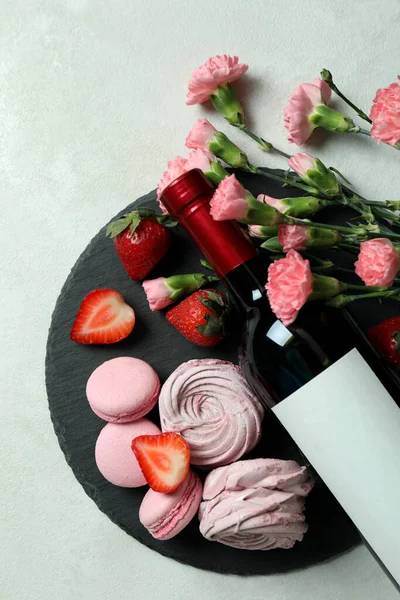 Süßes Essen Und Leere Weinflasche Auf Weißem Texturierten Hintergrund — Stockfoto