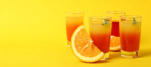 Tequila Sunrise Cocktail Ingredienti Sfondo Giallo — Foto Stock