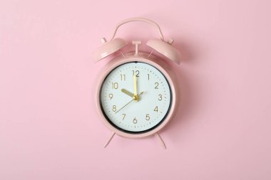 Pembe arkaplanda alarm saati, metin için boşluk