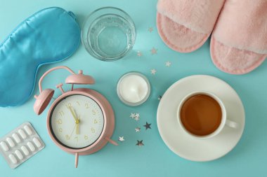 Mavi arka planda kadın uyku rutin aksesuarları