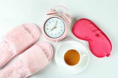 Beyaz arka planda kadın uyku rutin aksesuarları