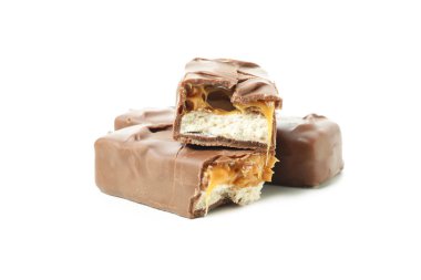Beyaz arka planda izole edilmiş lezzetli çikolatalar.