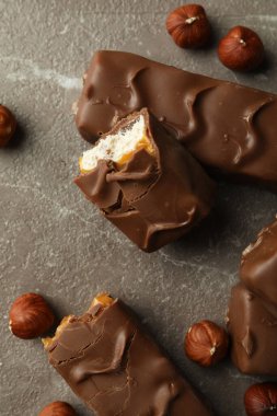 Gri desenli masada çikolata ve fındık