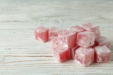 Ahşap arka planda lezzetli Türk lokum küpleri