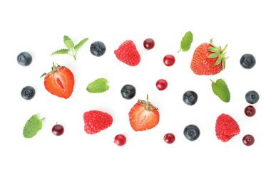 Beyaz arka planda izole edilmiş lezzetli dut karışımı