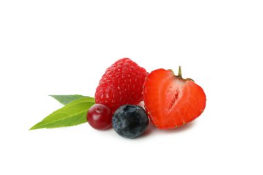 Beyaz arka planda izole edilmiş lezzetli dut karışımı