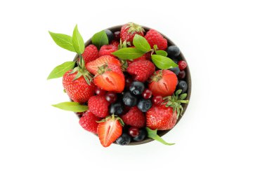 Beyaz arka planda izole edilmiş lezzetli dut karışımı