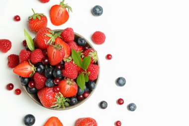 Beyaz arka planda lezzetli taze dut karışımı