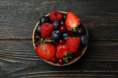 Ahşap arka planda böğürtlen karışımı bir kase