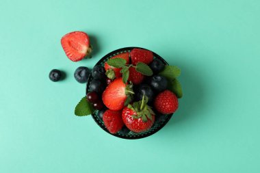 Naneli arkaplanda böğürtlen karışımı olan kase