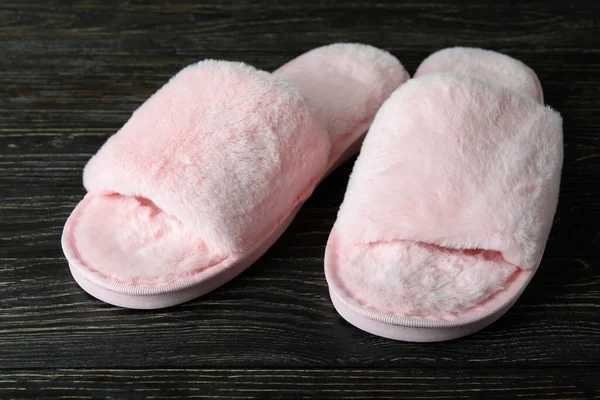 Par Zapatillas Casa Sobre Fondo Madera — Foto de Stock