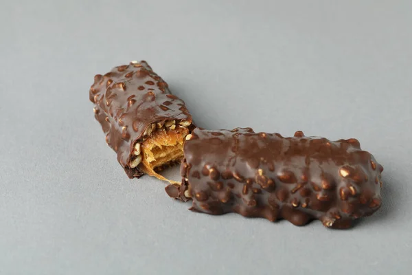 Вкусные Шоколадные Конфеты Сером Фоне — стоковое фото