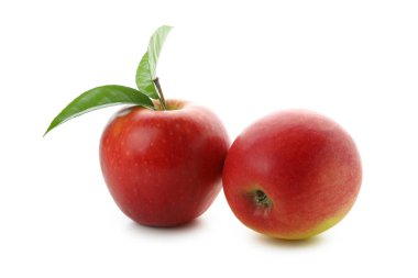 Olgun kırmızı elmalar beyaz arkaplanda izole edilmiş