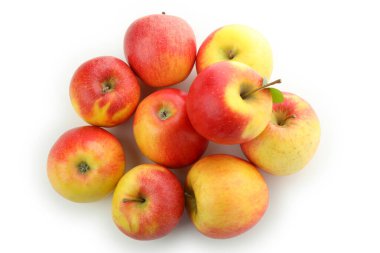 Olgun kırmızı elmalar beyaz arkaplanda izole edilmiş