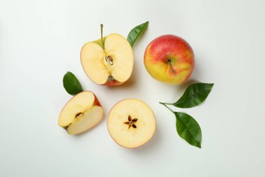 Beyaz arkaplanda olgun elmalar, üst görünüm
